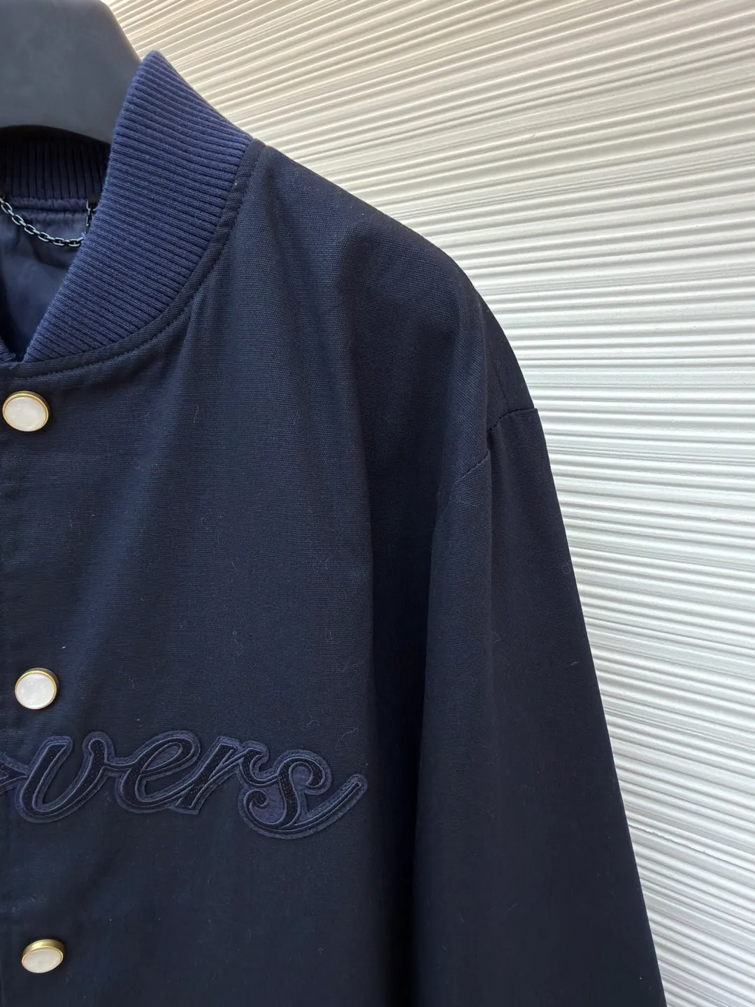 LOUIS VUITTON Little Martin Chapter Jacket ●Original version: 25400 purchased and developed ●Item number: 1680930-C55 ●Fabric: Oxford plain weave fabric ●Technology: embroidery production ●Version: fitted version ●Weight: about 790 grams ●Size: 44-46-48-50 ●Description: The fabric is made of [21s+16s Oxford plain weave], [warp and weft density 120*60], matching [cupro ammonia silk + cotton blended material lining], the front panel [positioning powder sweep template motorcycle left and right chapters], after the chapters are sewn together, there is [restored flower effect], the chapters are embroidered with [Tajima embroidery machine imported from Japan], and the bottom [non-woven cotton embroidery] Thread tatami stitch + outer short stitch hemming three-dimensional embroidery], [laser burning] to accurately cut the finished chapter, the middle microfiber material ear piece is hung with a hand-touch lacquered chain, the four-button buckle is all made of [natural seawater mother-of-pearl], the whole piece is [hand-polished to an oval shape and size], the surface is [letters engraved with a die and lathe], and [hand-made glue] is inlaid in the ancient golden base. The overall wiring is straight and delicate, the fabric is comfortable and soft, and the color is consistent without color difference. It can be matched with the same style to create a fashionable look and control various occasions. Customized accessories, complete with three standards, same style for men and women!